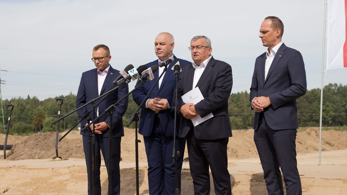 Wyrównujemy poziom rozwoju i szanse Polski wschodniej, usuwamy zatory, które blokowały rozwój tej części kraju – powiedział dziś wicepremier Jacek Sasin w Janowie Lubelskim (Lubelskie), podczas symbolicznego rozpoczęcia budowy kolejnego fragmentu trasy Via Carpatia.