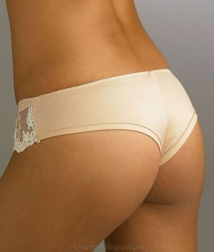 Jarah MAriano pochodzi z Hawajów a wychowała się w Kaliforni. Jej niezwykła uroda stała się przepustką do kariery fotomodelki