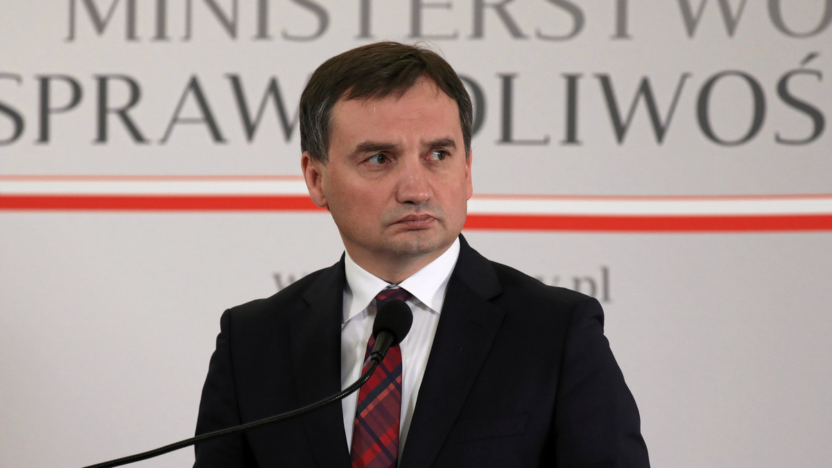 Ministerstwo Sprawiedliwości nie przyznało pieniędzy na pomoc małoletnim ofiarom przestępstw. Fundacja Dajemy Dzieciom Siłę poinformowała na swoim Facebooku, że jej wniosek o dotację został odrzucony i zapytała ministra Zbigniewa Ziobrę o wyjaśnienie tej decyzji. Fundacja zorganizowała zbiórkę, datek można przekazać zarówno przez stronę internetową organizacji (www.fdds.pl), jak i przez fanpage na Facebooku.