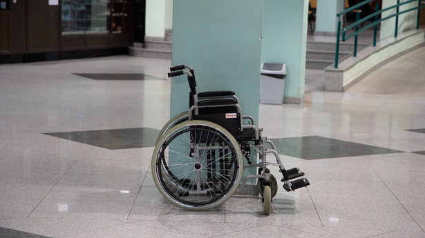 Wózek inwalidzki na korytarzu szpitalnym