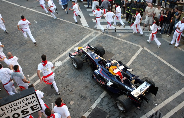Na ciasnych uliczkach hiszpańskiej Pampeluny znów odbyła się gonitwa - „encierro”