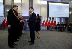 Szef MSWiA wręczył strażakom nagrody i odznaczenia za akcję w Świebodzicach