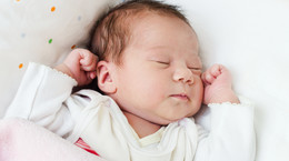 Twój noworodek śpi za długo? Takie mogą być przyczyny