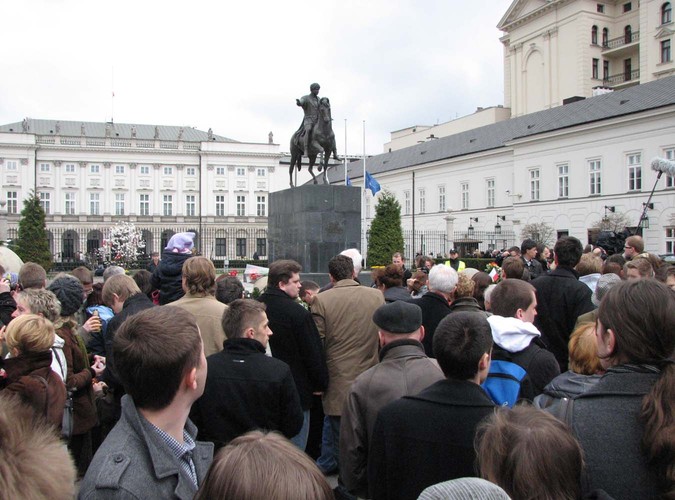 Tłumy ludzi przed Pałacem Prezydenckim