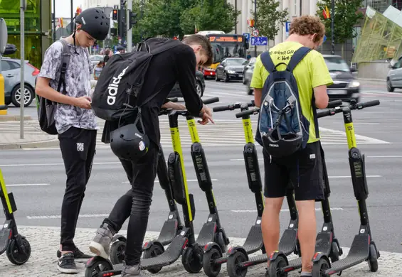 354 proc. więcej wizyt w szpitalach przez e-hulajnogi. Jeździmy bez kasków i po alkoholu