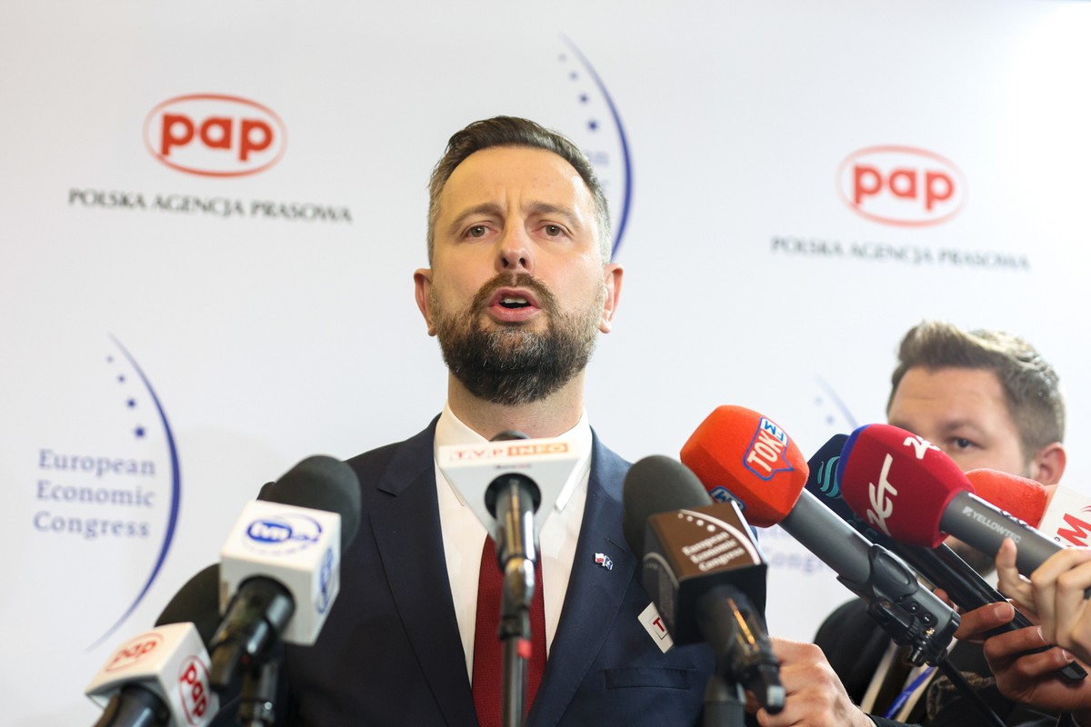 Wicepremier, szef MON Władysław Kosiniak-Kamysz podczas wypowiedzi dla mediów, w ramach Europejskiego Kongresu Gospodarczego w Międzynarodowym Centrum Kongresowym w Katowicach