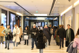 Majka IZGUBILA DETE U TRŽNOM CENTRU, a obezbeđenje NIJE HTELO DA REAGUJE: Kad je POLUPALA IZLOG sa nakitom, reakcija policije ODUŠEVILA JE I RAZBESNELA internet zajednicu