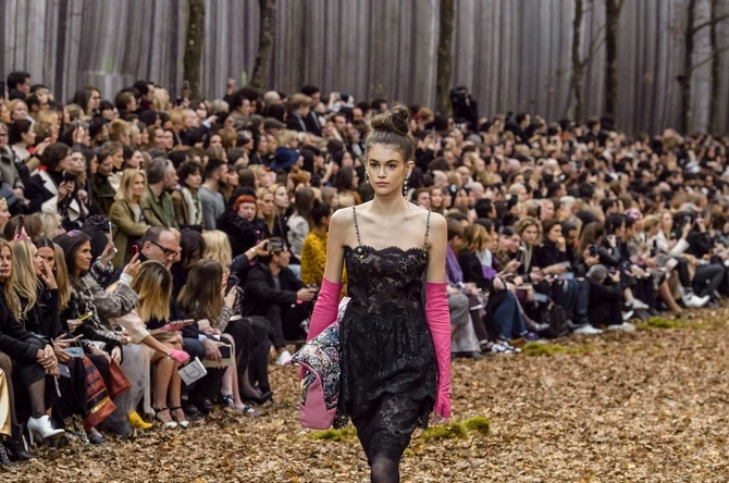 Gosti su sedeli na drvenim klupama