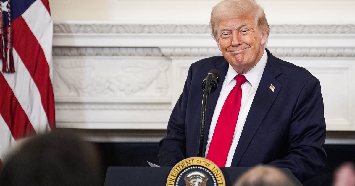 Trump skrytykowany na True Social za poparcie dla Pam Bondi. W tle akta Epsteina