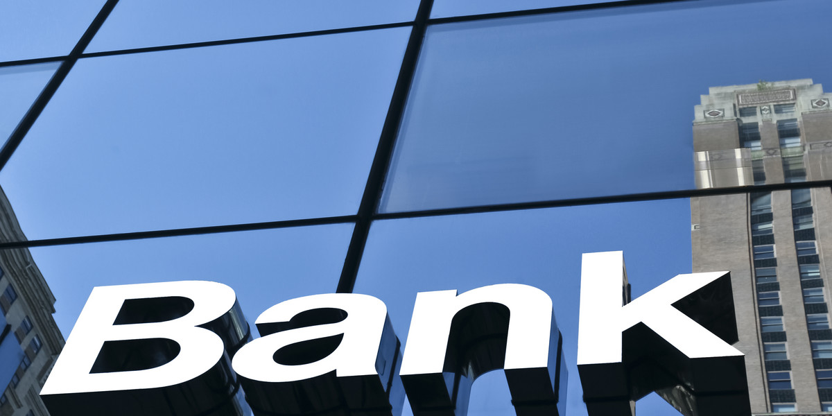 Polskie banki ponoszą miliardowe koszty spornych umów hipotek frankowych.