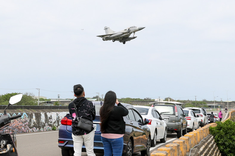 Tajwański Mirage 2000 ląduje w bazie na Tajwanie po locie patrolowym wokół wyspy, kwiecień 2023 r.
