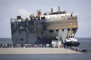 Pożar statku Fremantle Highway; na pokładzie było prawie 4 tys. aut. Straty na ponad 300 mln euro