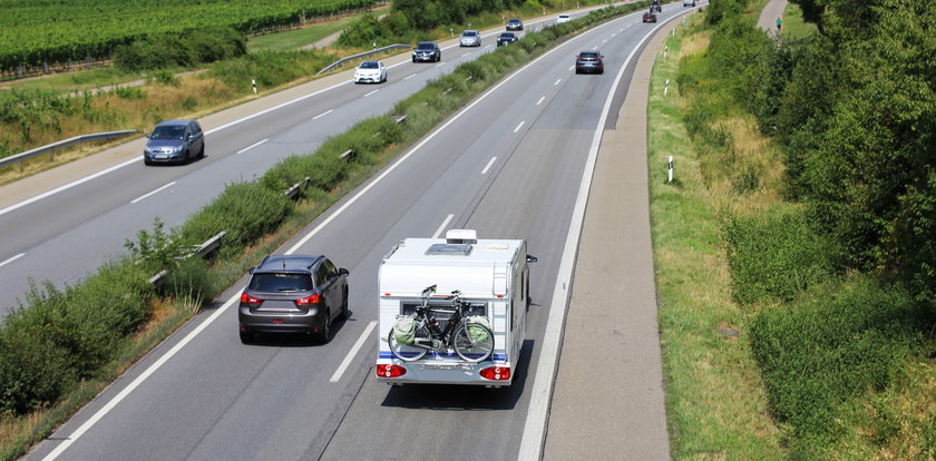 Nieprzytomny kierowca na autostradzie przejechał nieświadomie 25 kilometrów. Ocalił życie, dzięki technologii w aucie. Tak zatrzymywała go policja...