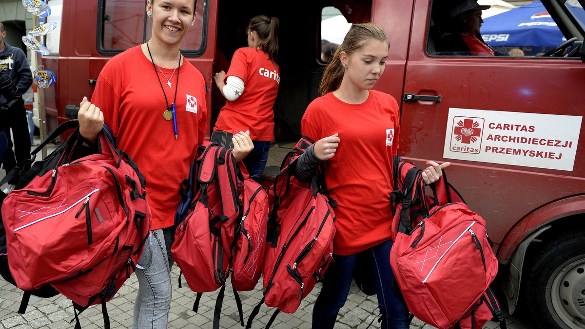 Prawie 8 tys. uczniów odebrało tornistry z wyprawką szkolną podczas finału ogólnopolskiej akcji "Tornister pełen uśmiechów" w niedzielę w Przemyślu (Podkarpackie). Tornistry z wyposażeniem przygotowała Caritas archidiecezji przemyskiej.