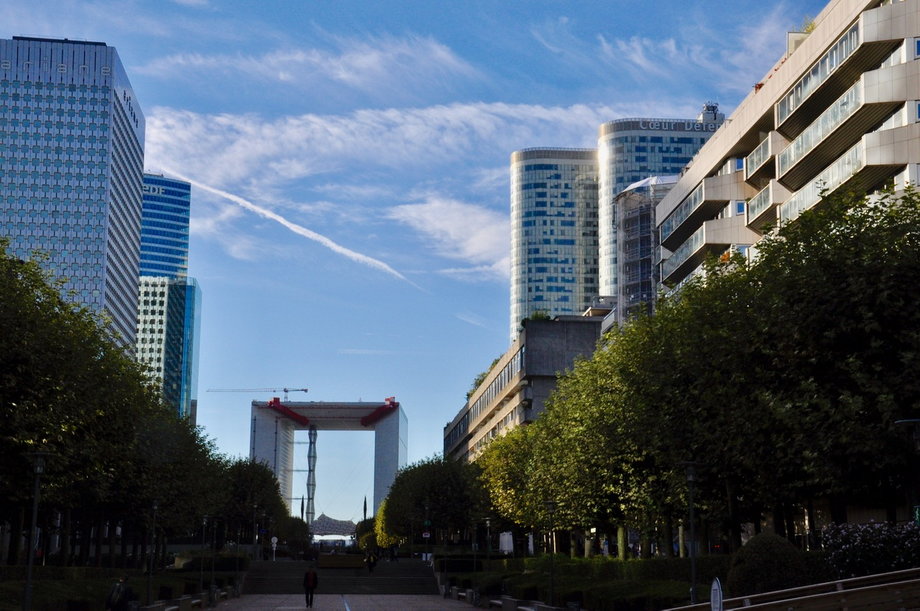 La Défense zamyka tę urbanistyczną perspektywę za sprawą La Grande Arche de La Défense (Wielkiego Łuku Braterstwa)