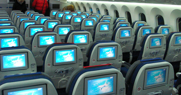 Kabina klasy ekonomicznej w samolocie Boeing 787 Dreamliner Polskich Linii Lotniczych LOT