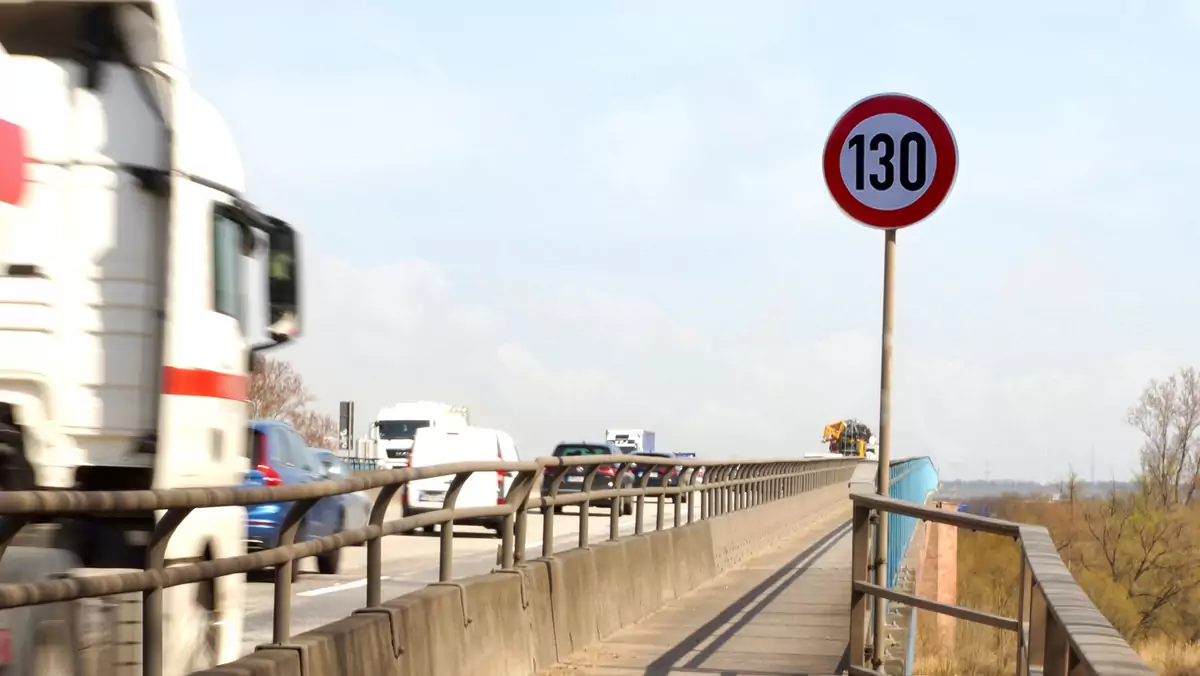 Autostrada w Niemczech, znak ograniczenia prędkości