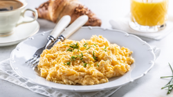 Dodaj odrobinę do jajecznicy. Wyjdzie kremowa jak nigdy dotąd