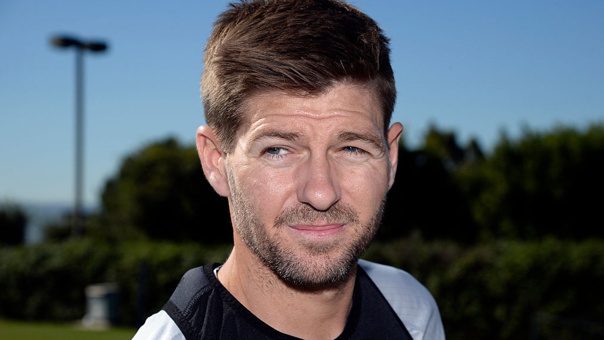 Brytyjskie media donoszą, że już niedługo do angielskiego futbolu może wrócić Steven Gerrard. Jego kontrakt w zespole MLS Los Angeles Galaxy kończy się w listopadzie i możliwe, że wtedy były reprezentacyjny pomocnik podejmie decyzję do dalej.