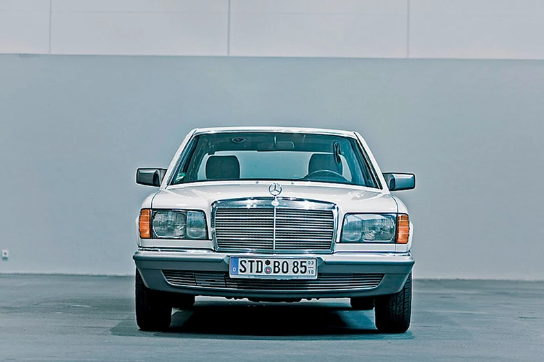 Bardziej elegancki, a przy tym też bardziej oszczędny. Tyle że droższy 
od poprzedników. W 1984 roku Mercedes 280 SE kosztował 50 274 marki