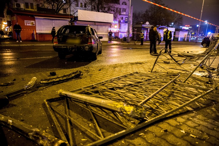 SZCZECIN. SAMOCHÓD UDERZYŁ W PRZYSTANEK