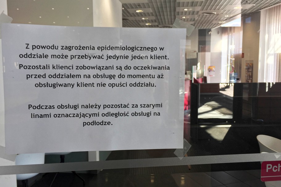 Banki nie tylko wprowadziły ograniczenia liczby klientów w oddziałach, zaostrzyły też politykę kredytową dla szczególnie zagrożonych branż