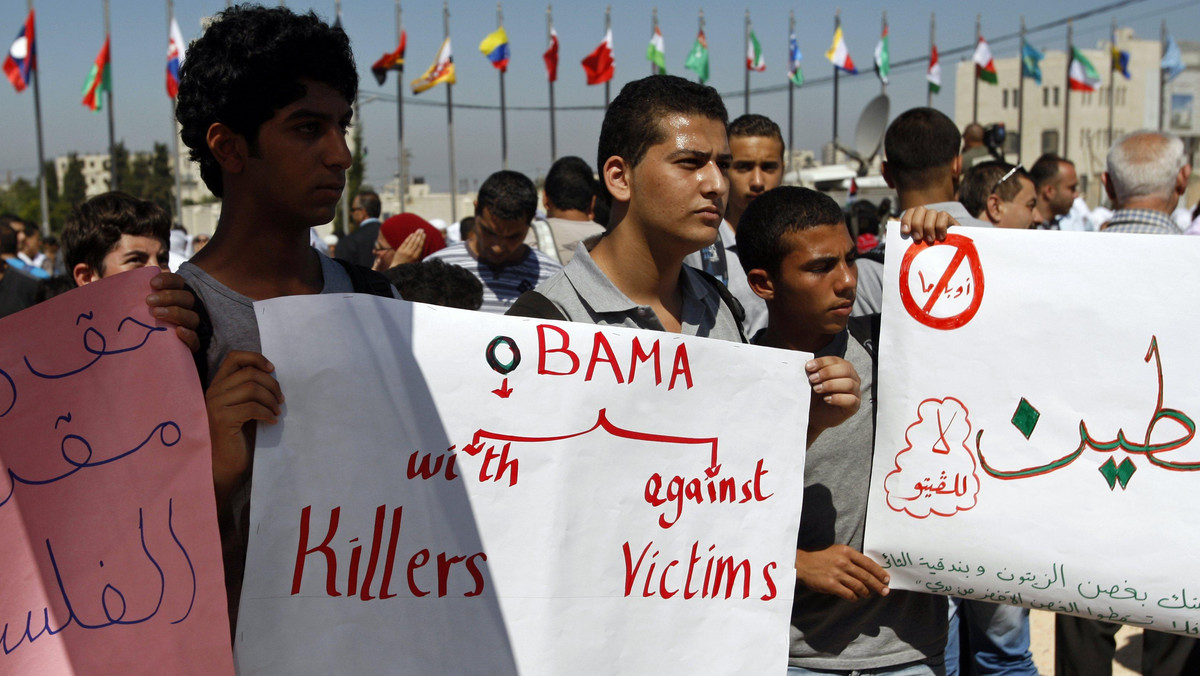 Dziesiątki Palestyńczyków protestowały w Ramalli na Zachodnim Brzegu przeciwko wystąpieniu prezydenta USA w ONZ. - Obama, ty hipokryto - głosiły transparenty; demonstranci palili też i deptali zdjęcia Baracka Obamy.