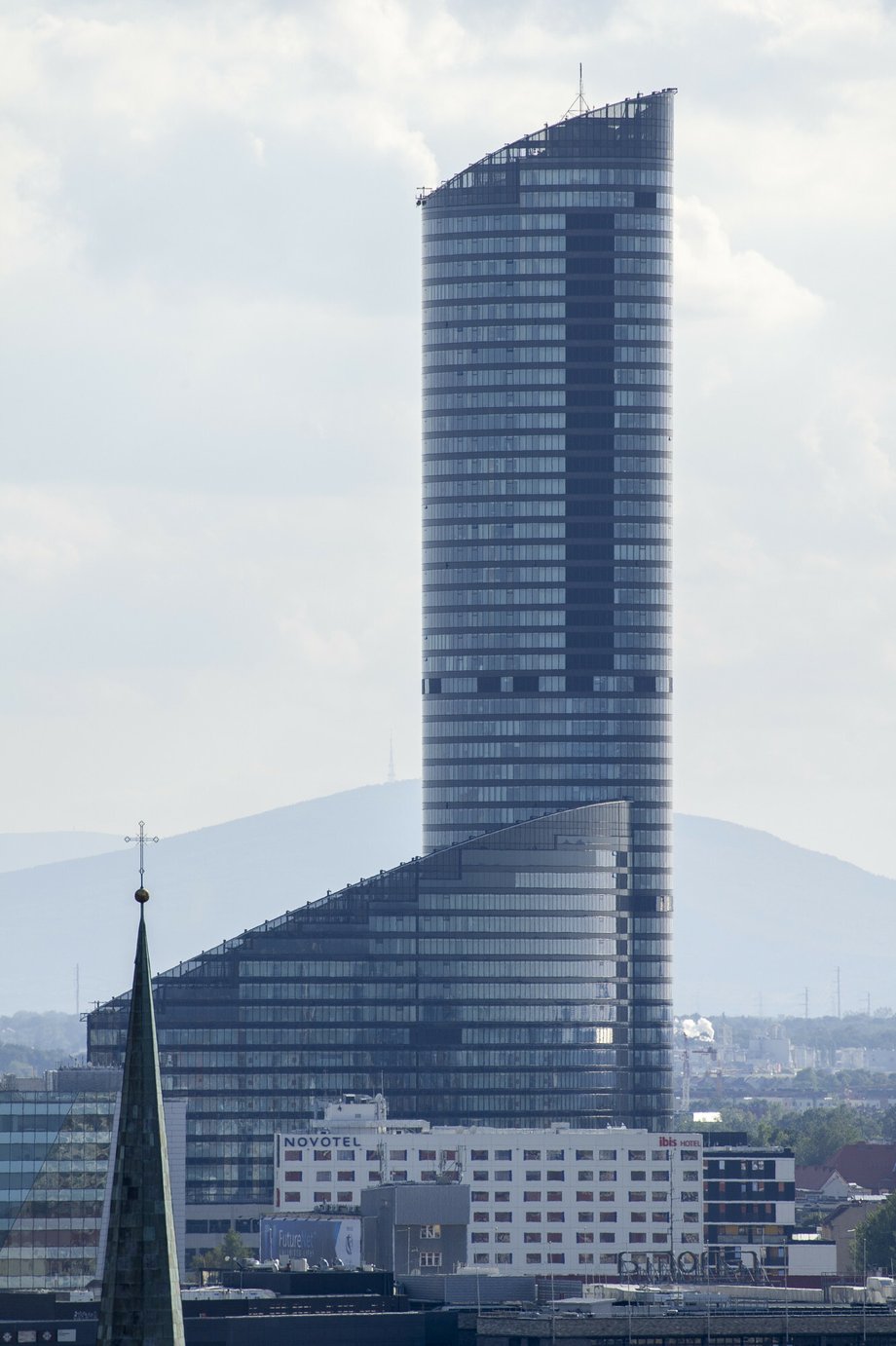 Budowa Sky Tower kosztowała ponad miliard złotych.