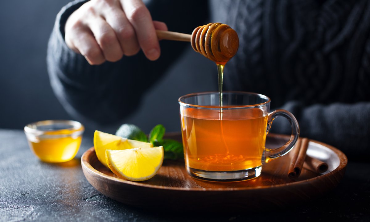 Dlaczego nie warto dodawać miodu do gorącej herbaty?