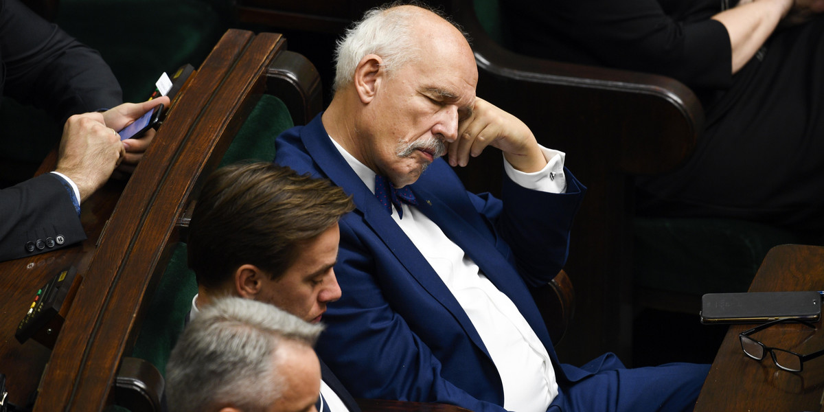 Janusz Korwin Mikke śpi pod czas przemowy premiera