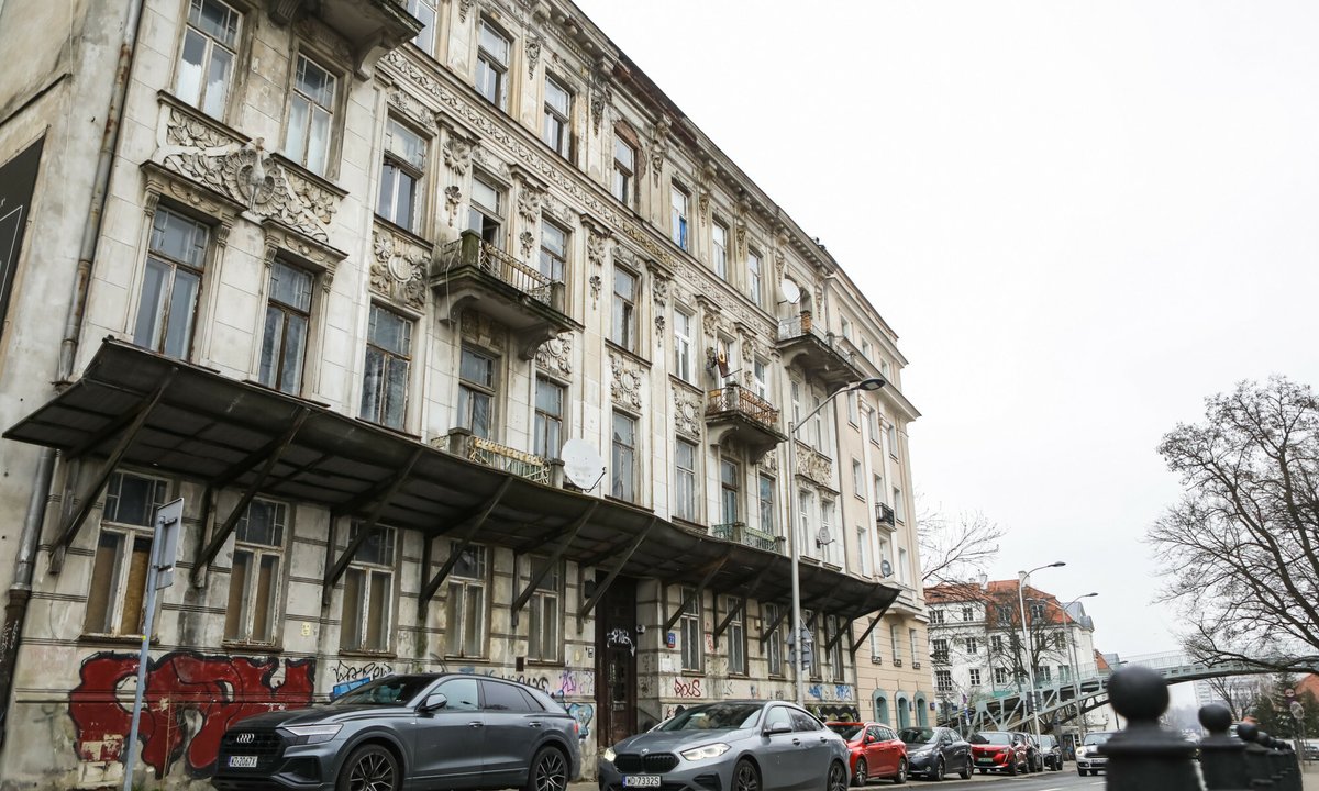 Secesyjna perełka Warszawy rozpada się w oczach. Właściciele kamienicy ukarani