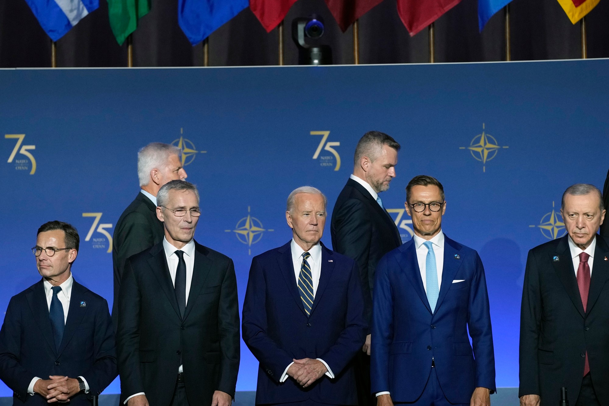 Účastníci summitu NATO vo Washingtone, v pozadí tretí zľava prezident SR Peter Pellegrini.