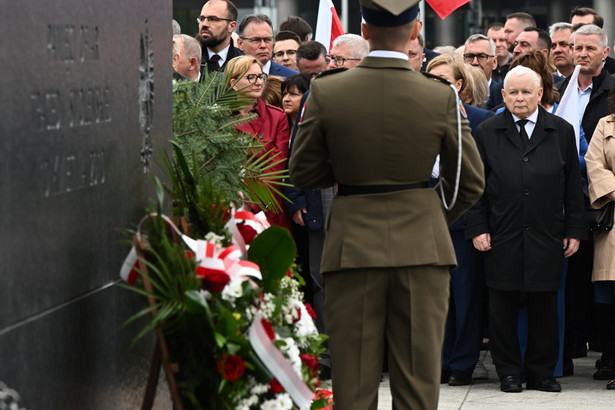 Obchody 14. rocznicy katastrofy smoleńskiej. Prezes PiS Jarosław Kaczyński (3P) podczas uroczystości złożenia wieńca przed Pomnikiem Ofiar Tragedii Smoleńskiej 2010 roku na pl. Piłsudskiego w Warszawie