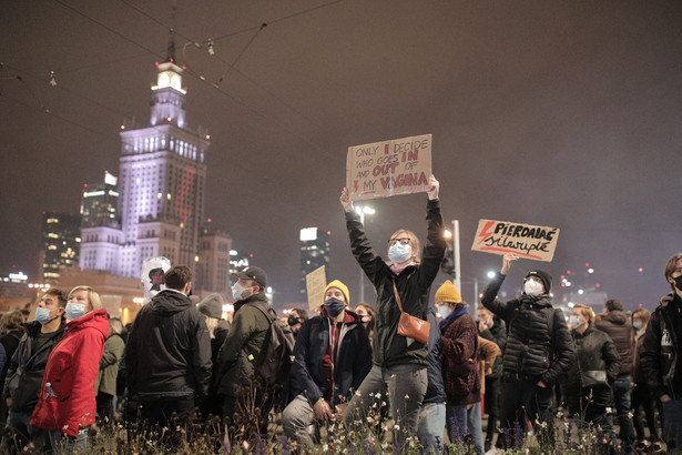 Strajk kobiet: Marsz "Na Warszawę". Tysiące ludzi na ulicach