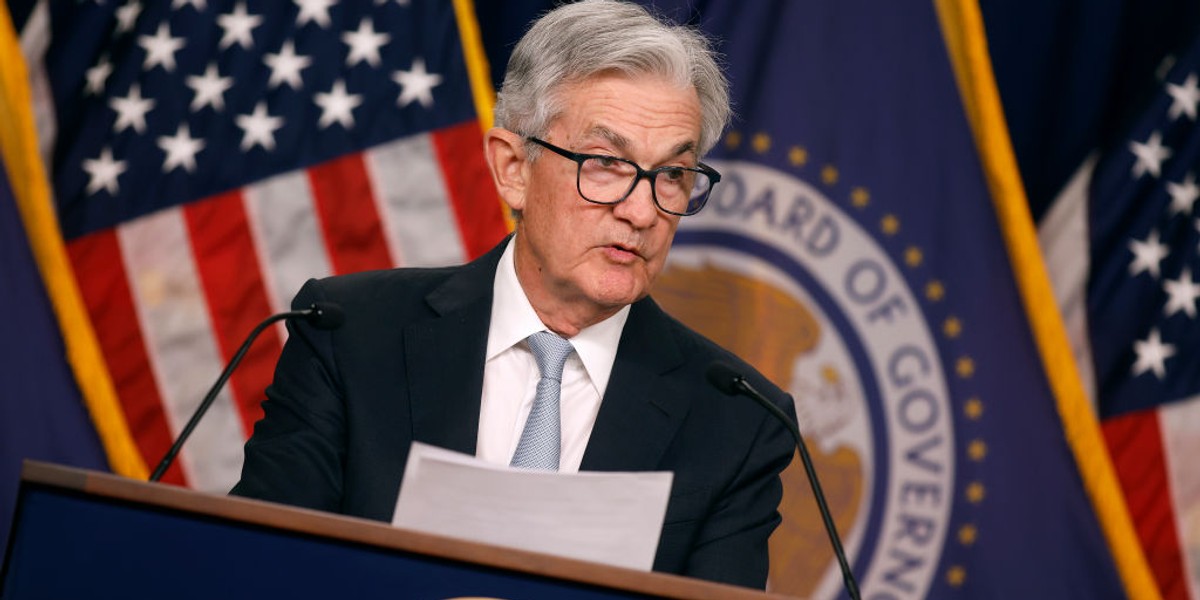 Szef Fed Jerome Powell zapowiada wyhamowanie wzrostu stóp procentowych.