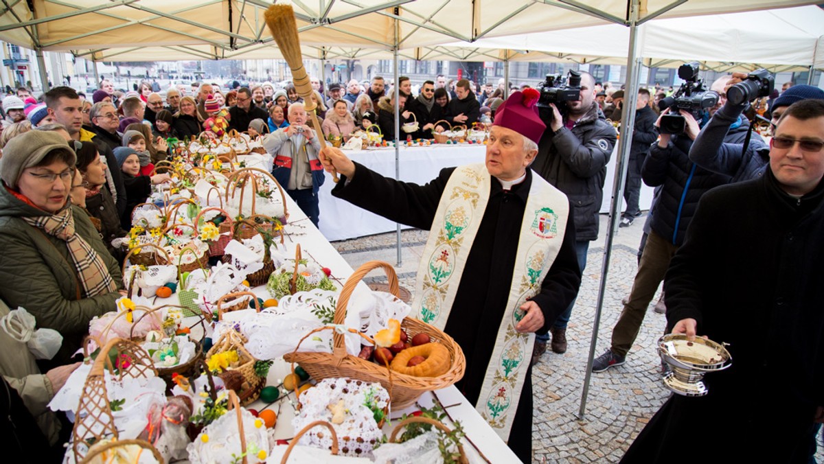 Wielkanoc to najstarsze i najważniejsze święto chrześcijańskie. Związane jest ono ze zmartwychwstaniem Chrystusa, narodzinami nowego życia, nadejściem wiosny. Przez wieki obrosło w obrzędy i zwyczaje świąteczne. Wiele z nich przetrwało do dzisiaj na wschodnich terenach Polski.