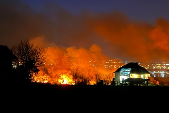 (FOTO, VIDEO) VATRA SE VIDI ČAK DO NOVOG SADA Veliki požar kod Rakovca, brzo se širi: Policija udaljava ljude sa puta