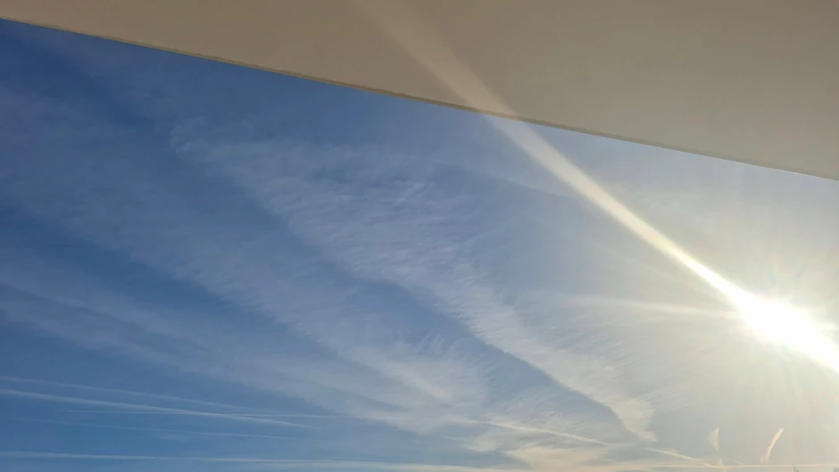 Beli tragova aviona na nebu