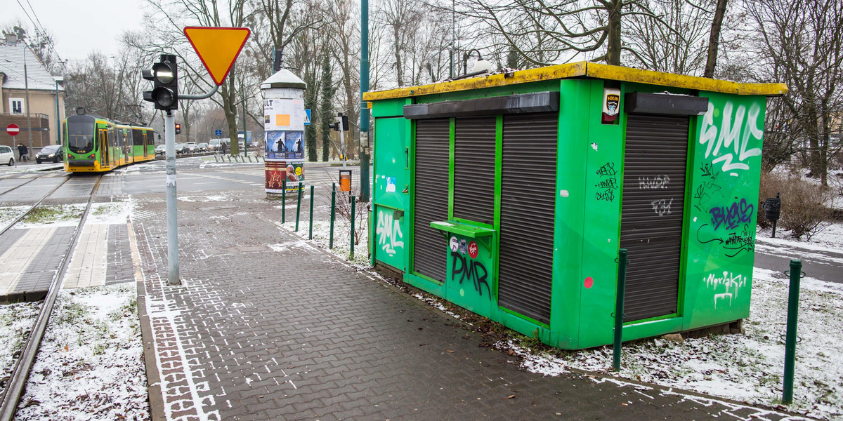 Miejski plastyk robi porządek z pawilonami