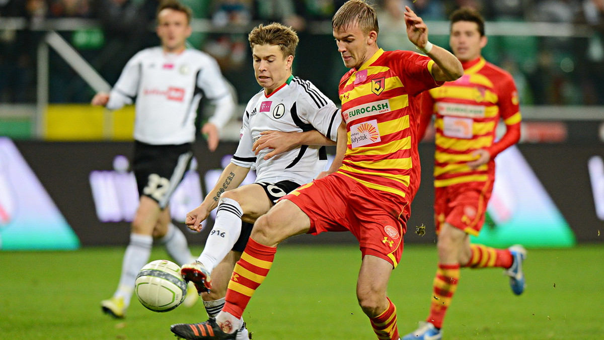 Jagiellonia Białystok pokonała w sobotę Legię Warszawa 2:1 na stadionie przy ulicy Łazienkowskiej. W tym sezonie podopieczni Tomasza Hajty na wyjeździe nie przegrali jeszcze meczu. Na własnym stadionie zanotowali z kolei dwie porażki. - Gdyby na trybuny wrócili nasi kibice, którzy od pewnego czasu odwrócili się od klubu, może inaczej by to wyglądało - mówił po meczu z Legią strzelec zwycięskiego gola dla Jagiellonii Tomasz Frankowski.