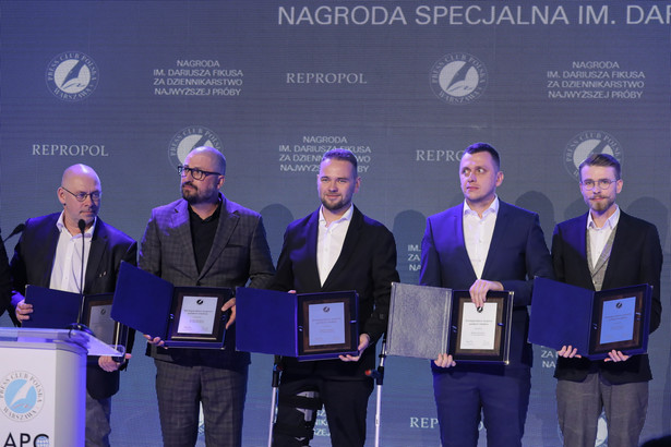 Laureaci Nagrody Specjalnej im. Dariusza Fikusa dla korespondentów wojennych polskich mediów, od lewej: Paweł Reszka, Maksymilian Rigamonti, Mateusz Chłystun, Wojciech Bojanowski i Patryk Michalski