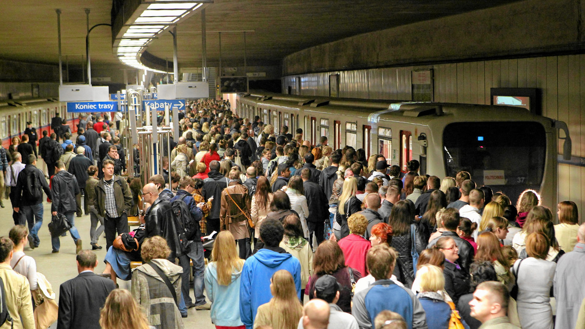 W lipcu i sierpniu zamknięte zostaną dwie stacje metra - Centrum i Świętokrzyska. A wszystko prze budowę łącznika miedzy starą i nowo budowana linią podziemnej kolejki. Pierwszym dniem z podzieloną linia metra będzie 29 czerwca.