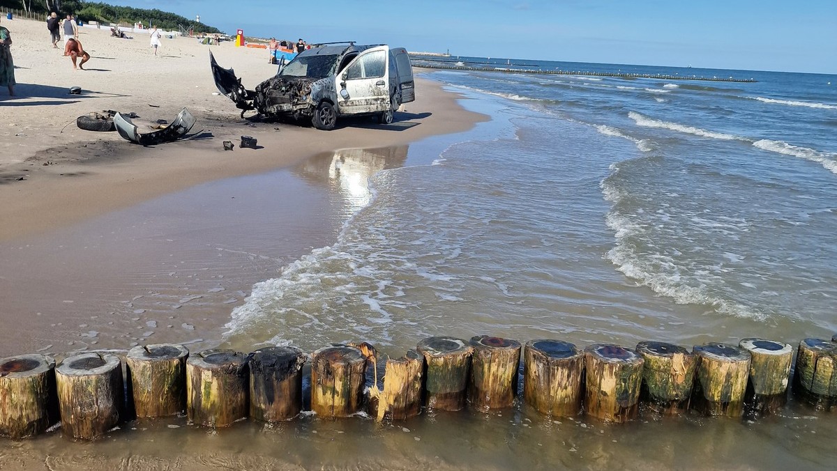 Łeba. Auto wbiło się w ostrogę brzegową. Kierowca zbiegł, trwa akcja