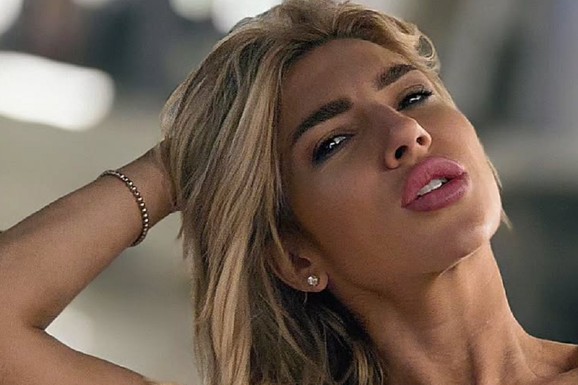 ZADNJICA U PRVOM PLANU Jovana Jeremić provocira kao nikad dosad: Tračice joj se USEKLE U TELO, a tek pozu da joj vidite (FOTO)