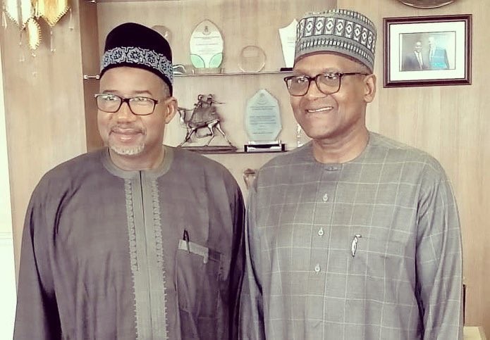 Bauchi State governor, Bala Mohammed, met with Nigerian billionaire businessman, Aliko Dangote, after a trip to coronavirus-hit Germany [Twitter/@SenBalaMohammed]