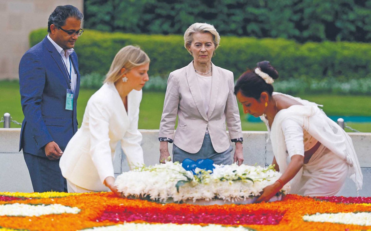 Przewodnicząca Komisji Europejskiej Ursula von der Leyen w miejscu upamiętnienia Mahatmy Gandhiego Raj Ghat, 27 lutego 2025 r.