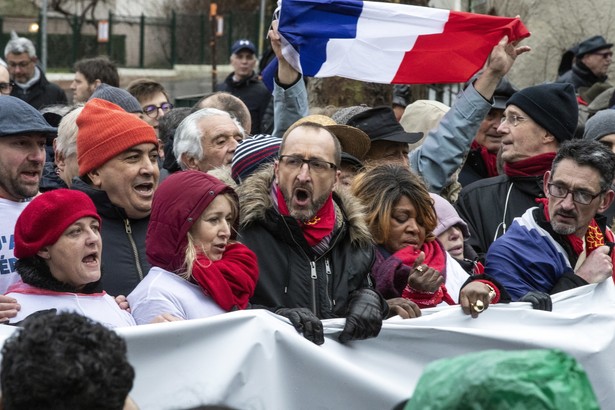 Marsz czerwonych szalików we Francji