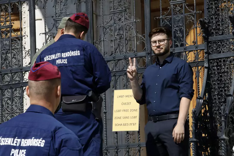 Bart Staszewski zawiesił na drzwiach węgierskiego parlamentu tablicę &quot;Strefa wolna od LGBT&quot;