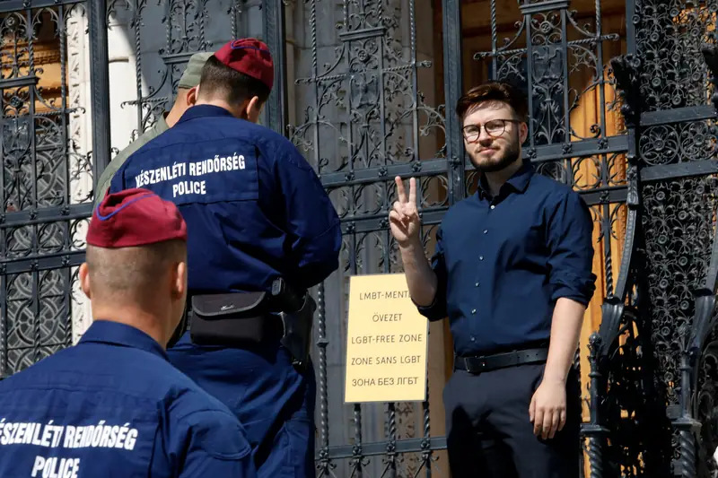 Bart Staszewski zawiesił na drzwiach węgierskiego parlamentu tablicę &quot;Strefa wolna od LGBT&quot;