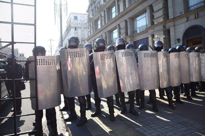 Białoruś: milicja brutalnie pacyfikuje protesty w Mińsku